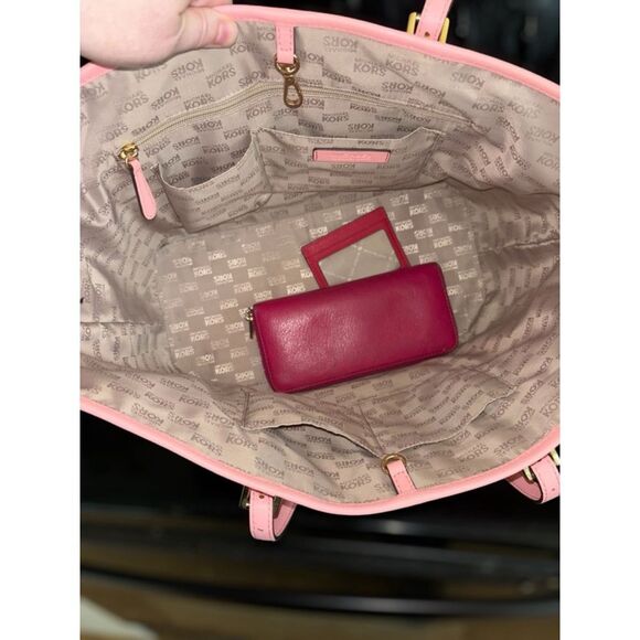 Michael Kors Large Travel Jet Set Carry All Tote, Magenta Wallet & Card Holder - Picture 12 of 16